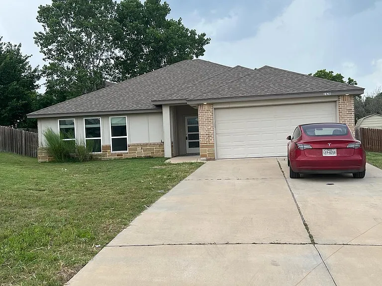 2428 Nolan Creek St — Photo 2