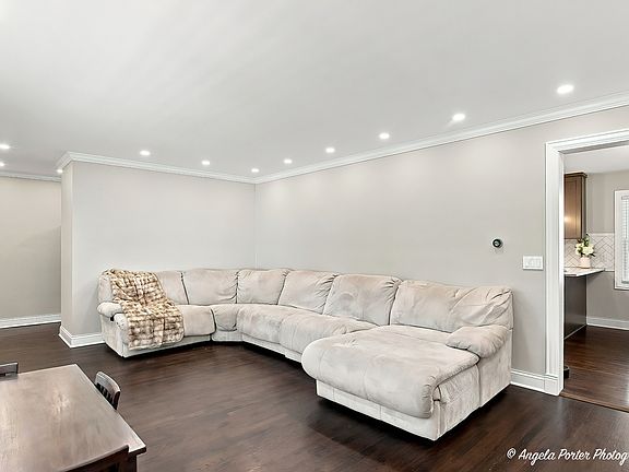 4th image of 634 Deerpath Rd