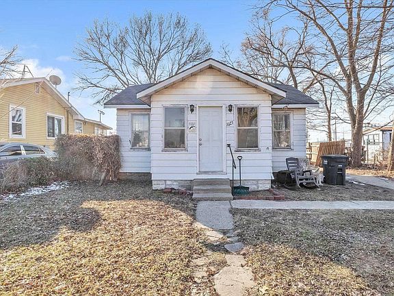 3rd image of 1023 Alma St