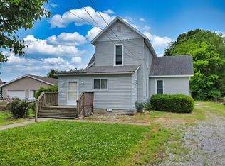 542 Vincennes Ave, Flora, IL 62839