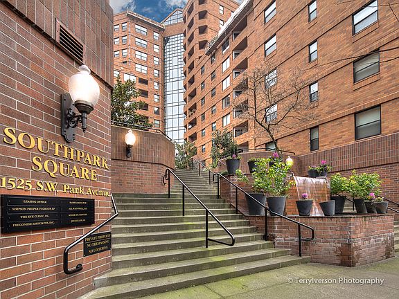 2nd image of 1525 SW Park Ave #3287199