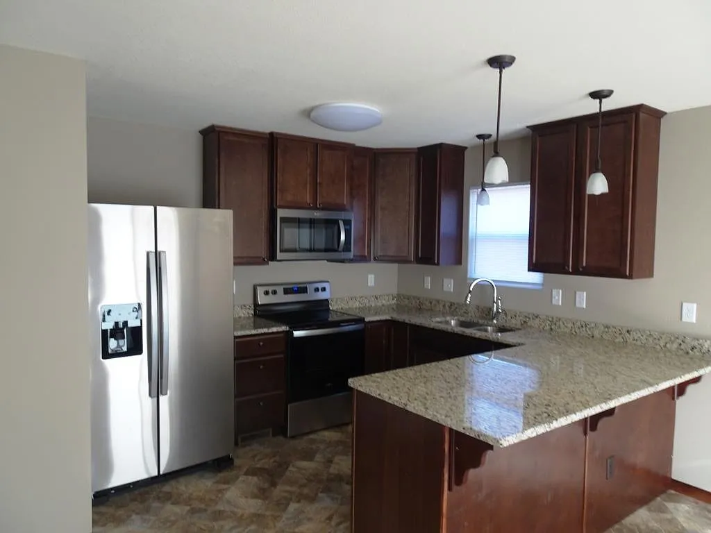 4 bed, 2000 sqft, $1,750 — Photo 3