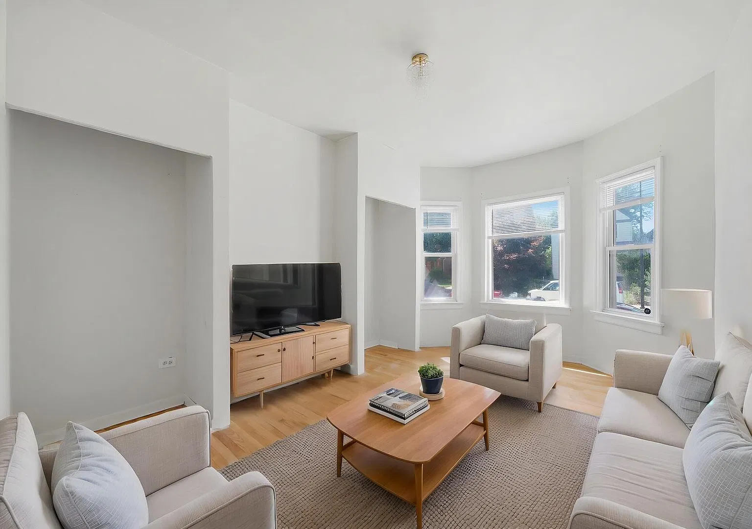 1915 Asbury Ave — Photo 2