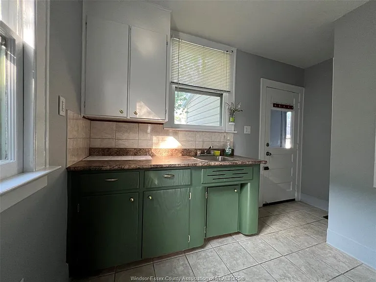 1814 Cadillac St — Photo 10
