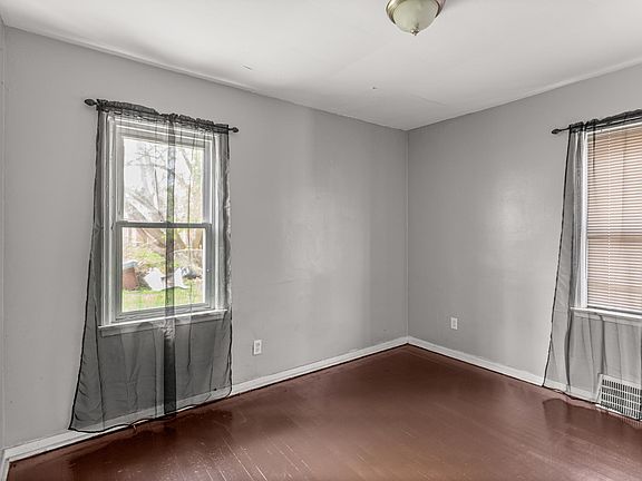 5th image of 19529 Waltham Ave