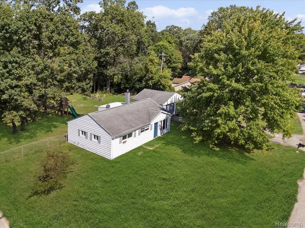 7096 Tappon Dr, Clarkston, MI 48346