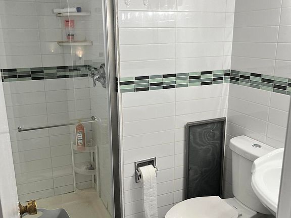 5th image of 295 Oakley Ave