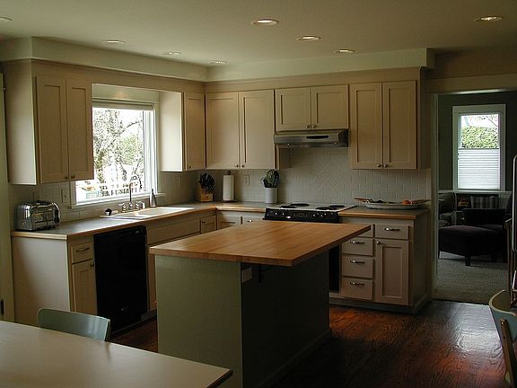 4th image of 102 Rose Pl