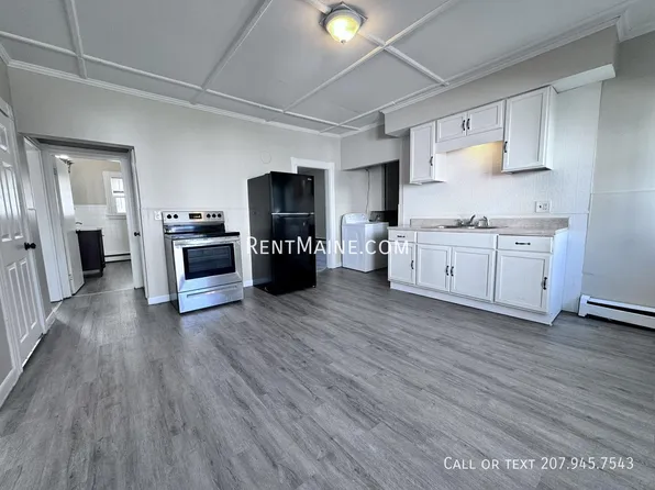 8 Bellevue St APT 1, Winslow, ME 04901