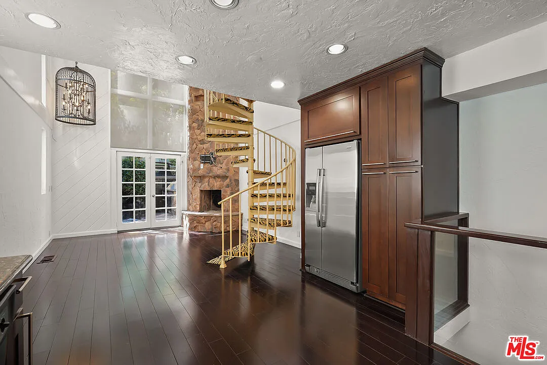 2 bed, 2.0 bath, 1290 sqft, $5,000 — Photo 3
