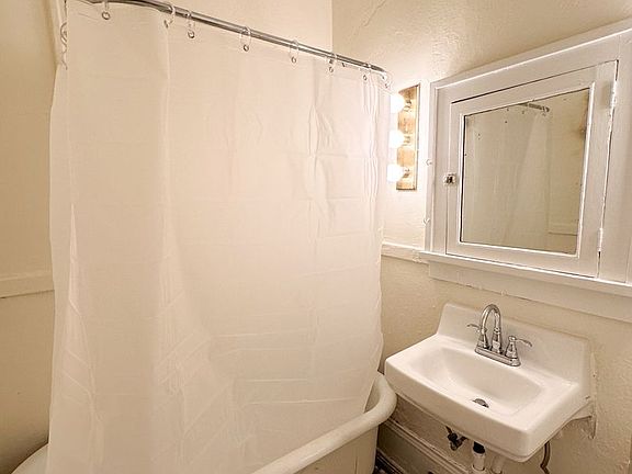 4th image of 1929 Fremont Ave S APT 5