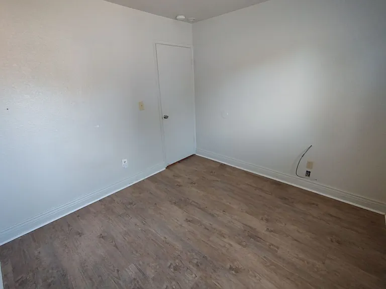 939 Claremont Ct — Photo 10
