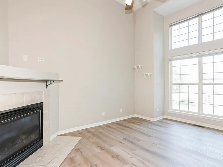 645 W Georgian Ct — Photo 2