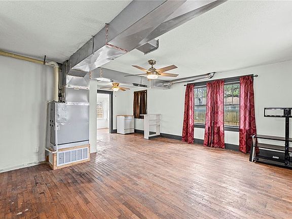 4th image of 210 E 12th St
