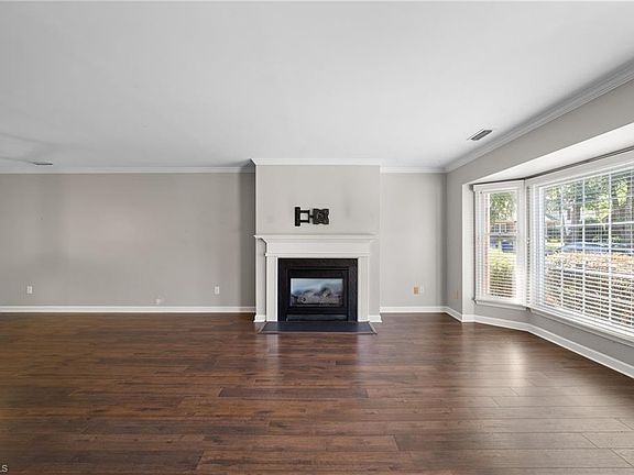 5th image of 203 W Bank St