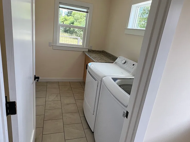 939 Ford St — Photo 11