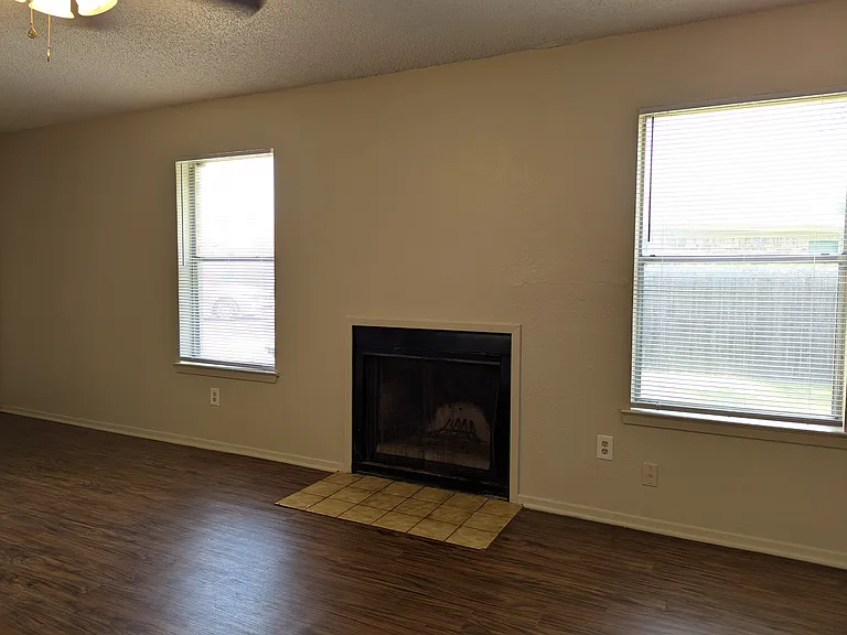 2419 Springmont Ct — Photo 2