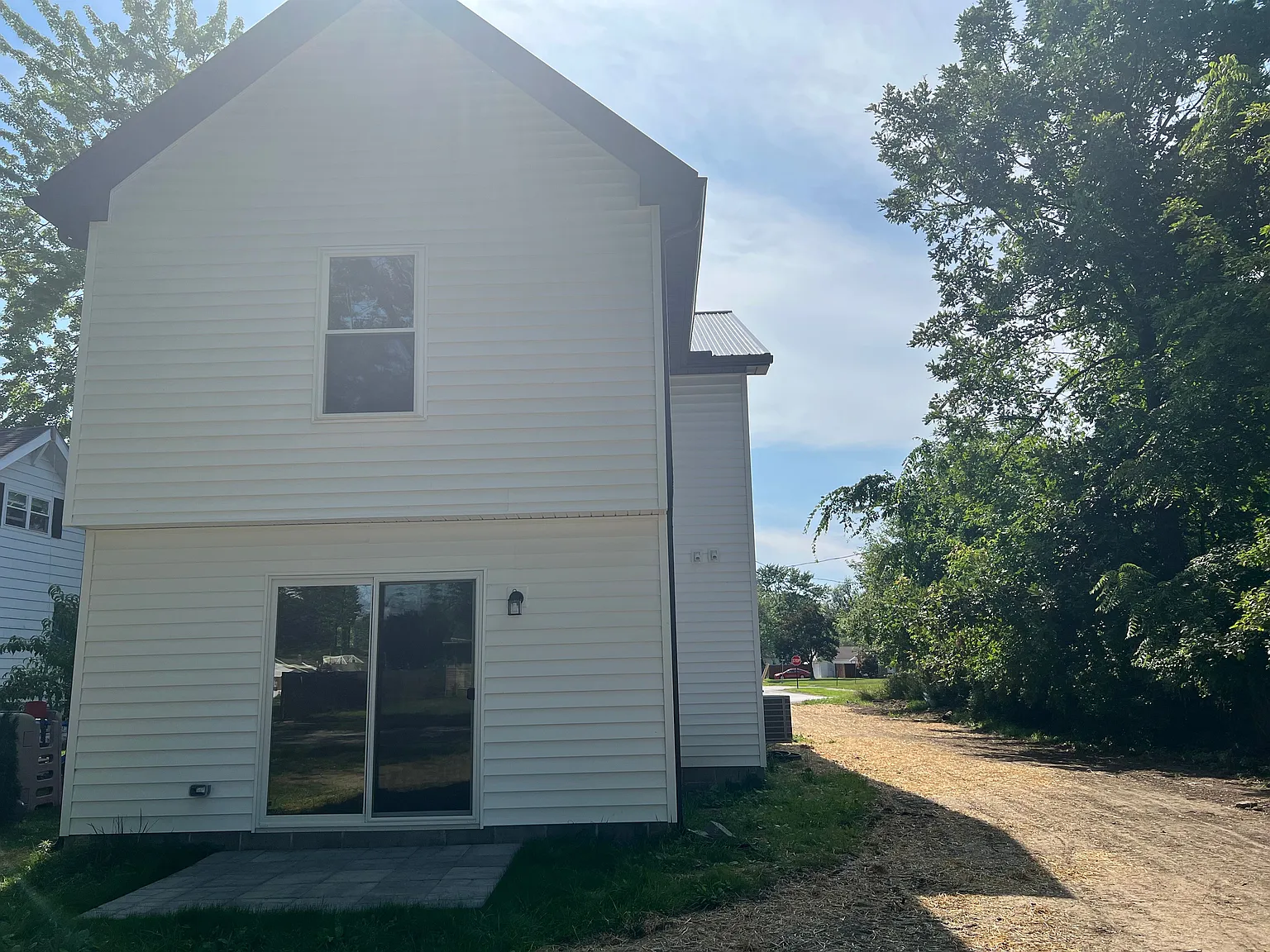 3 bed, 2.5 bath, 1744 sqft, $2,350 — Photo 2
