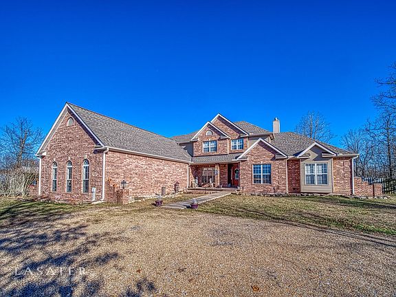 2nd image of 660 Labrador Ln