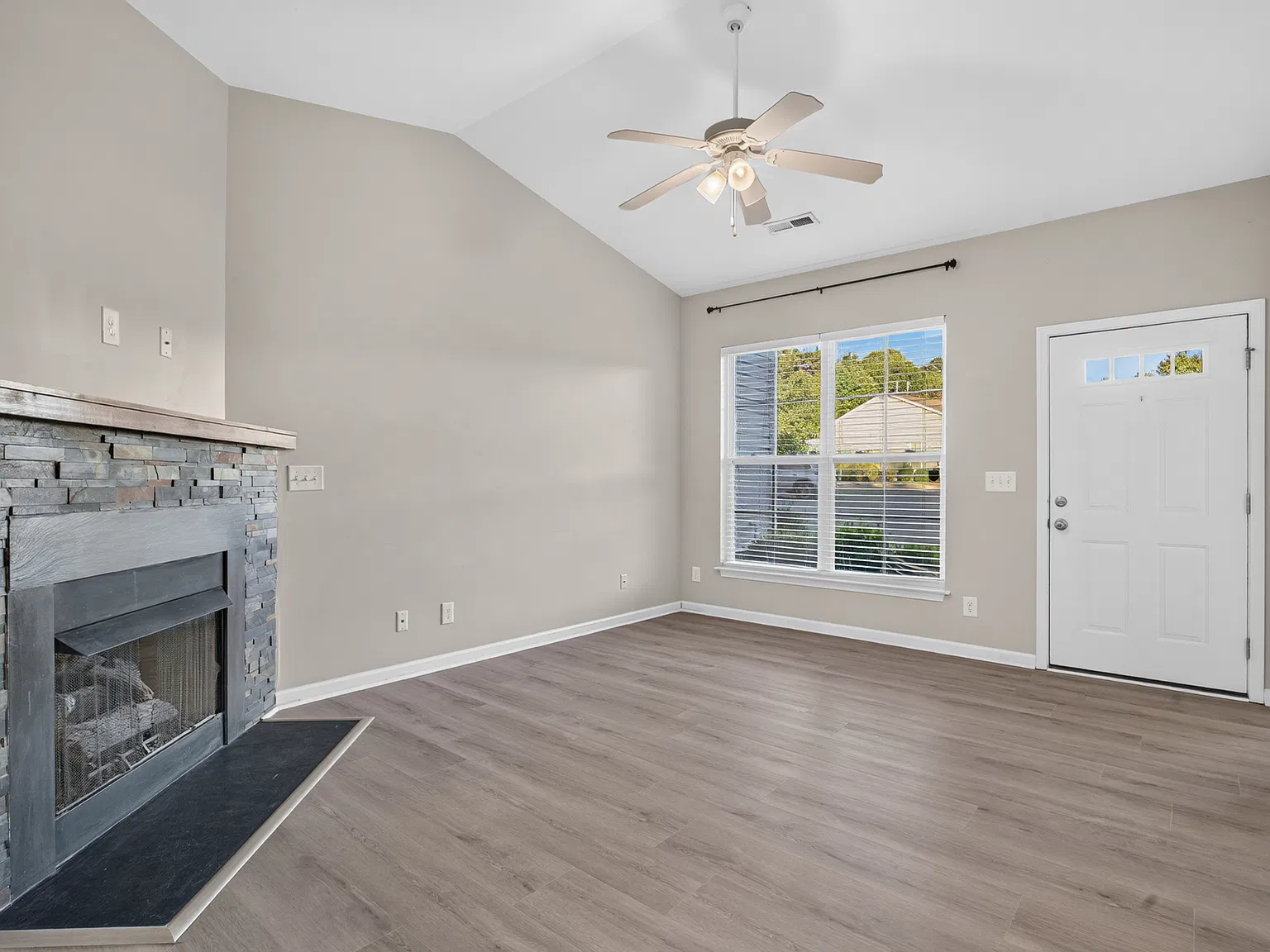 3 bed, 1222 sqft, $1,950 — Photo 4
