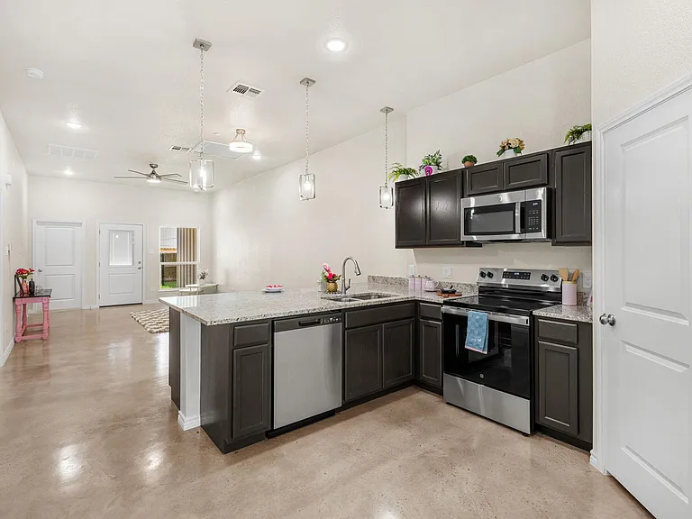 410 W Avenue C — Photo 10