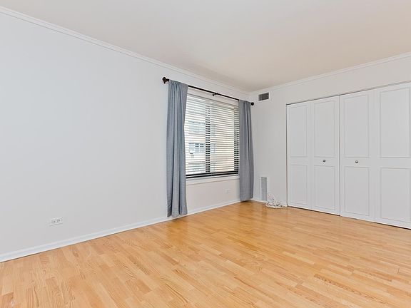 5th image of 6102 N Sheridan Rd Floor T402