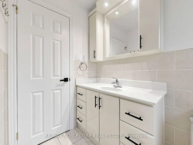 8 Summerfield Cres — Photo 26
