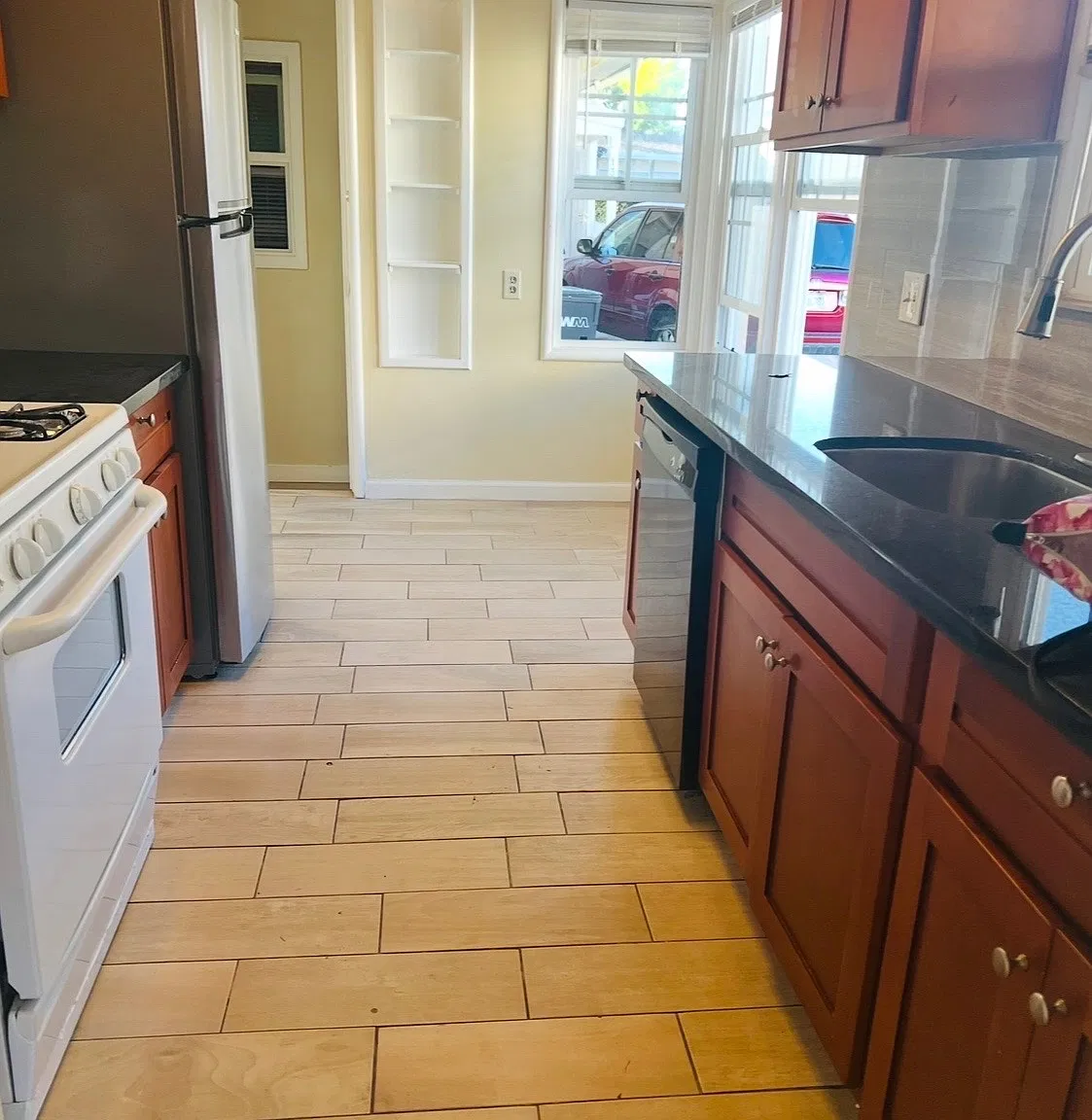 3 bed, 800 sqft, $3,000 — Photo 2