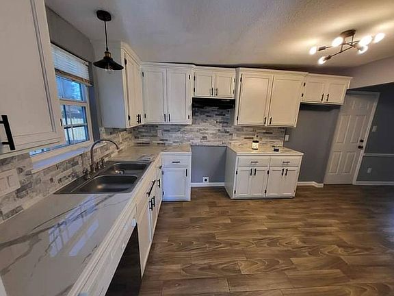 3rd image of 121 Huisache St