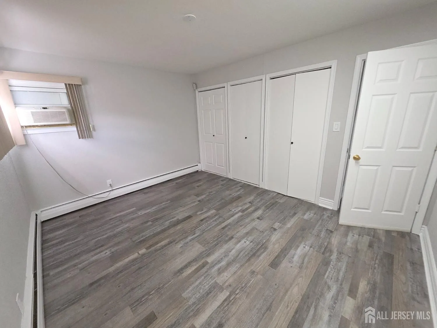3 bed, 1.0 bath, 1008 sqft, $3,200 — Photo 3