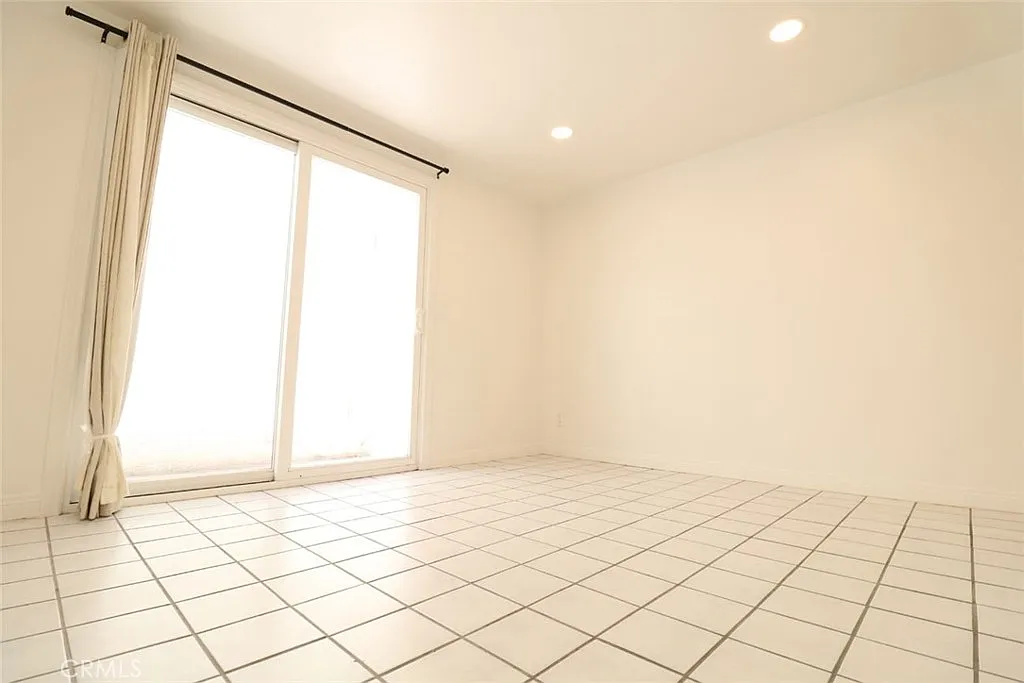 Studio, 200 sqft, $1,700 — Photo 3