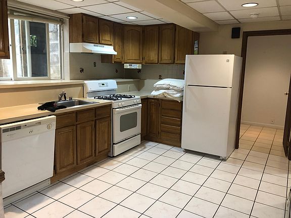 3rd image of 224 Rich Ave Floor Basement