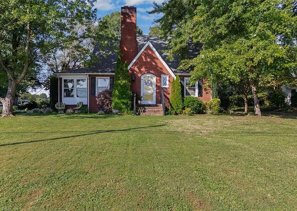 422 S Main St, Dobson, NC 27017 Zillow