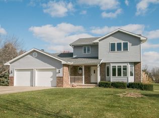 9280 Deer Ridge Dr, Cedar Rapids, IA 52411