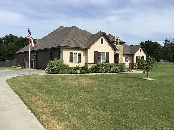 3rd image of 2 Woodcreek Ln