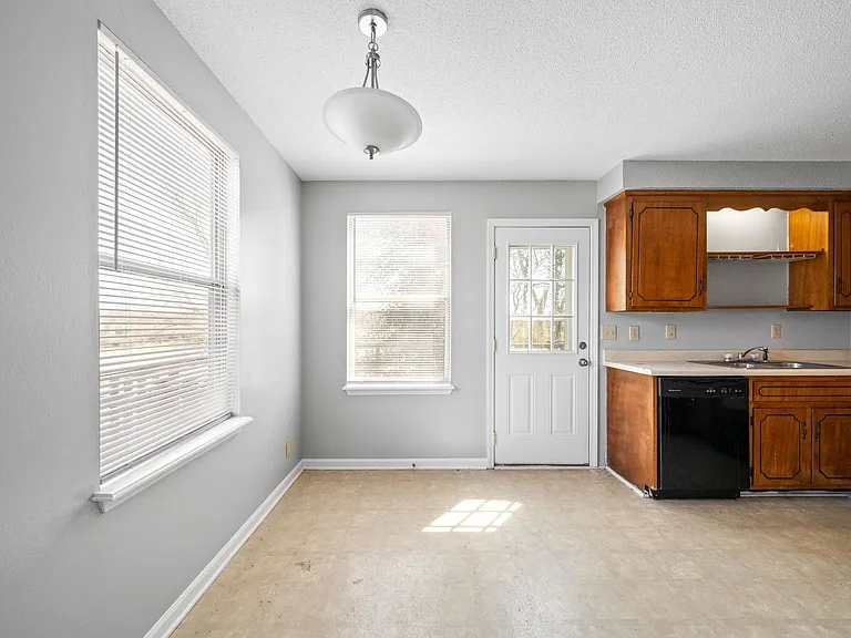 Kingsbury Dr - 923 — Photo 11