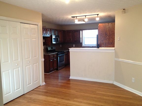 3rd image of 196 Oakwood Cir
