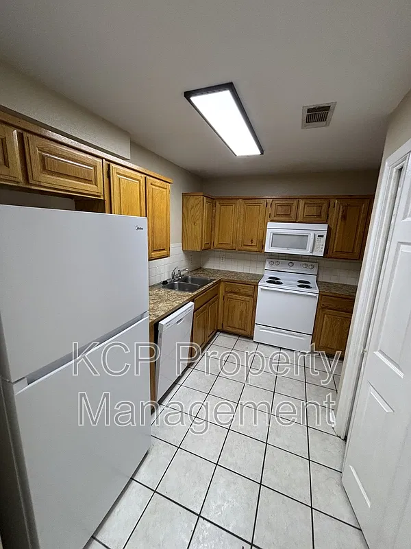 2 bed, 1.5 bath, $885 — Photo 4