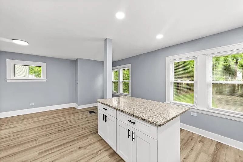 2 bed, 1.0 bath, 1200 sqft, $1,500 — Photo 4