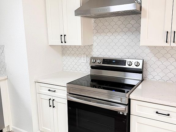 4th image of 2373 Cabrillo Dr