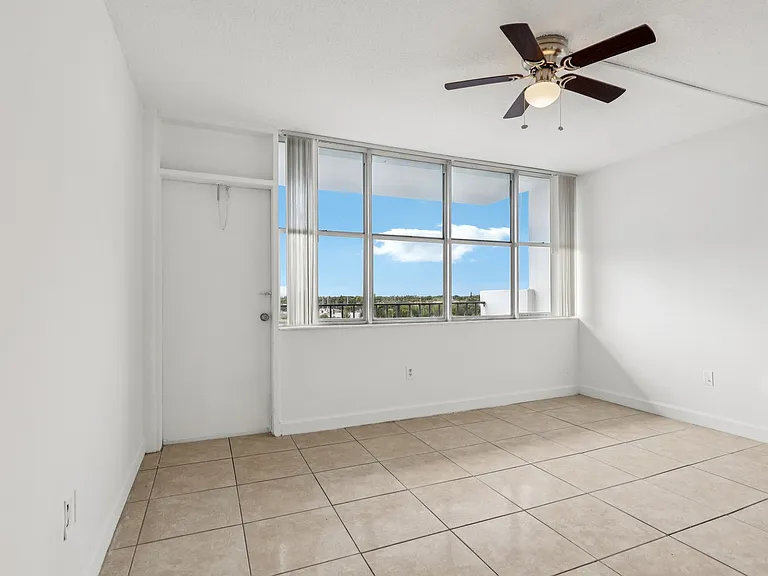 1 Bed 1.5 Bath Unit