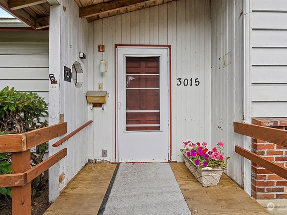 5th image of 3015 Moore Street SE