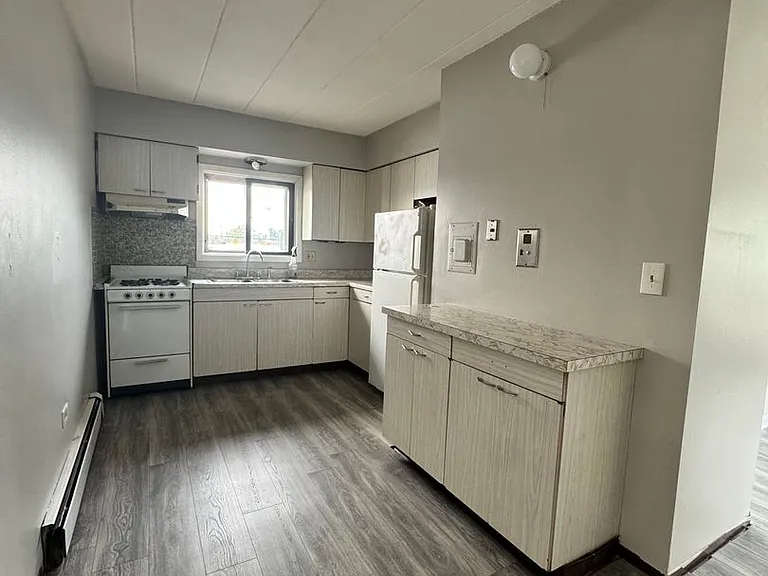 33rd Ave Apartments — Photo 10
