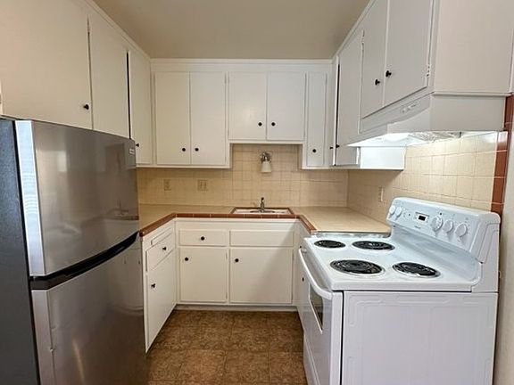 5th image of 586 Berry Ave APT 1