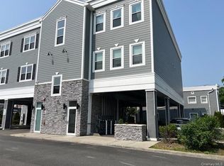 40 Division St APT 3E, Farmingdale, NY 11735