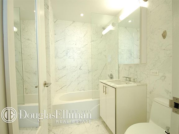 4th image of 322 W 57th St APT 38U
