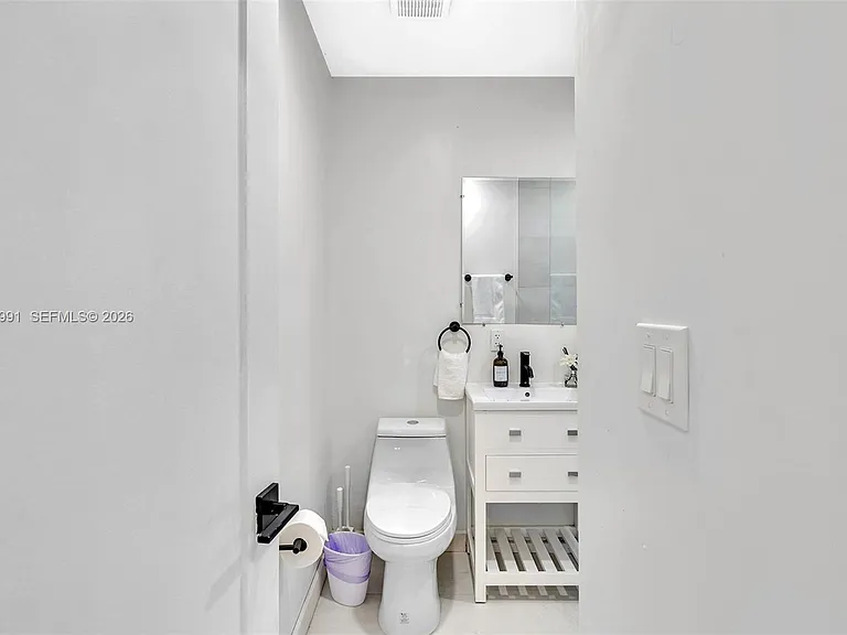 703 NE 7th St #5 — Photo 33