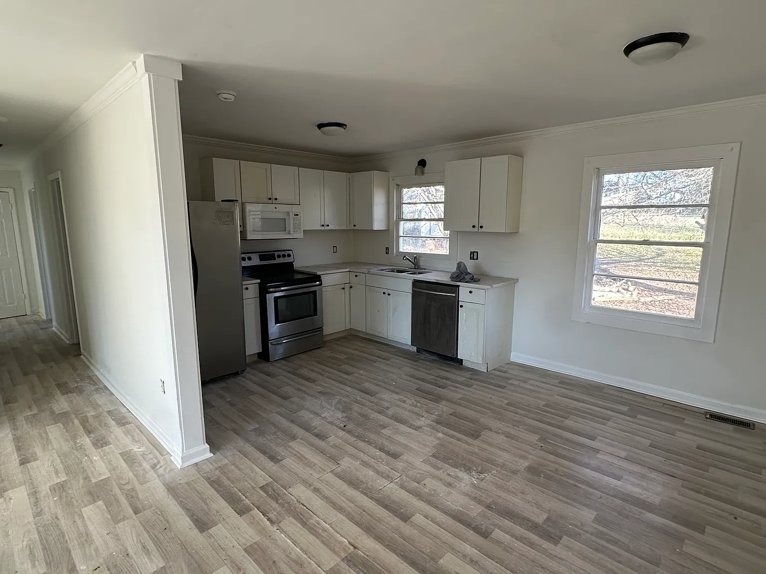 714 Belfast Dr — Photo 2