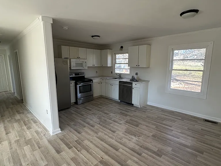 714 Belfast Dr — Photo 2