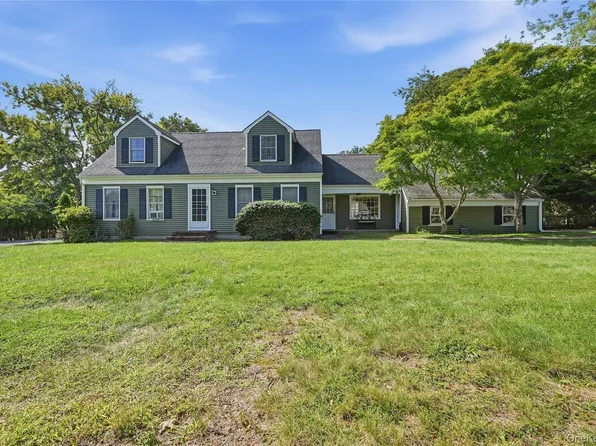 43 Farm Road N, Wading River, NY 11792